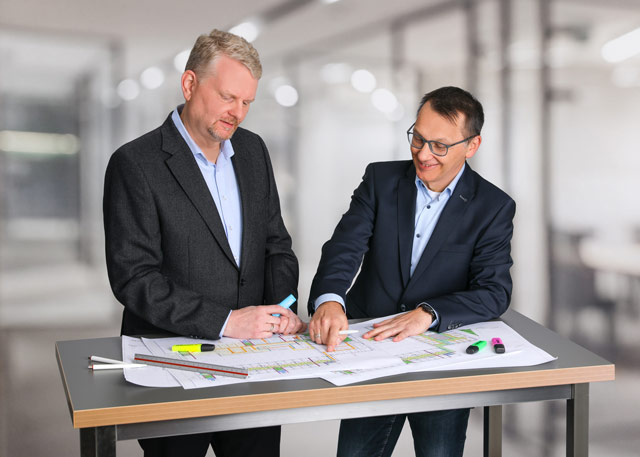 Steffen Heistermann und Waldemar Döring am Stehpult vor einem Plan